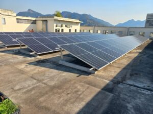 178 painéis, DAH 450W Monocristalino bifacial. Primeiro sistema zero-grid